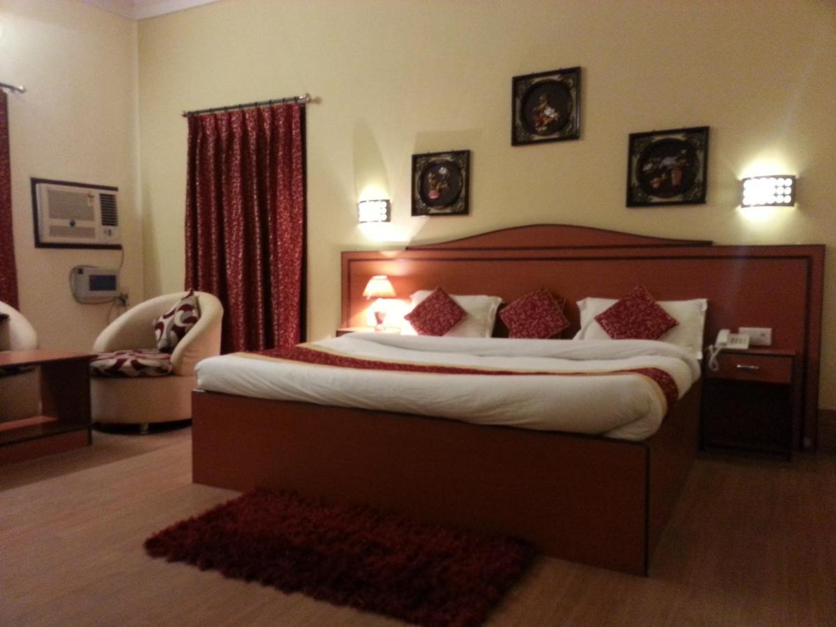 Hotel Varuna Varanasi Bagian luar foto