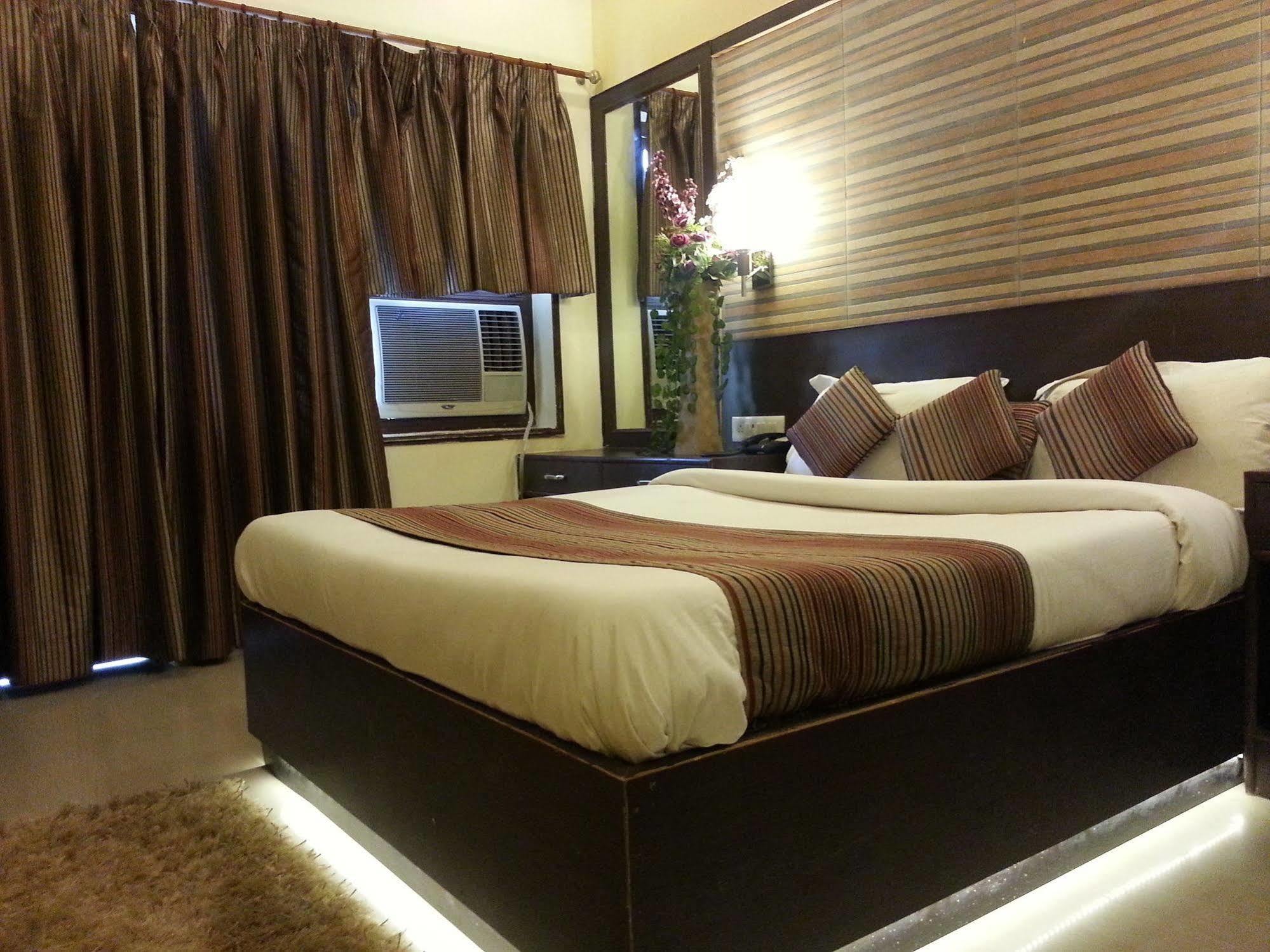 Hotel Varuna Varanasi Bagian luar foto
