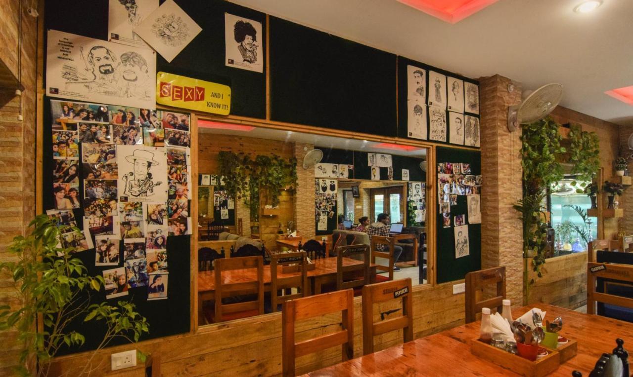 Hotel Varuna Varanasi Bagian luar foto